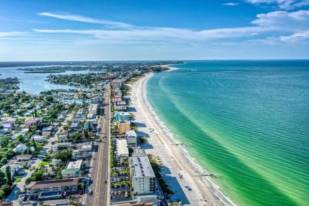 Sunset Beach Suites Of Madeira Beach! Pet Friendly Summer Getaway! Steps To Beach! - Suite 10 St. Pete Beach Buitenkant foto
